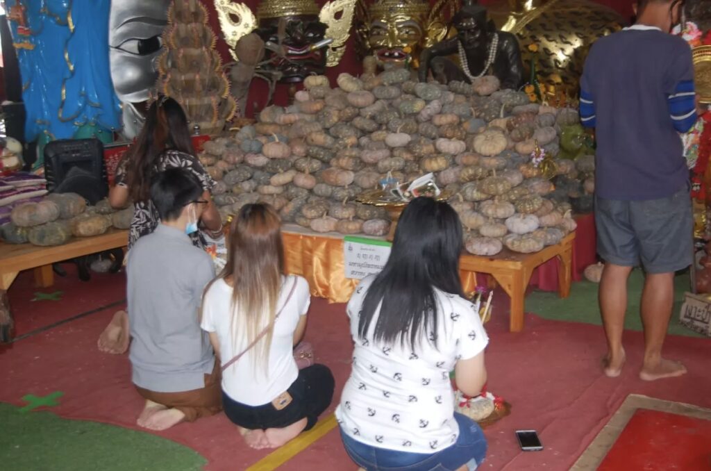 อ่างน้ำมนต์ฤาษีเณร