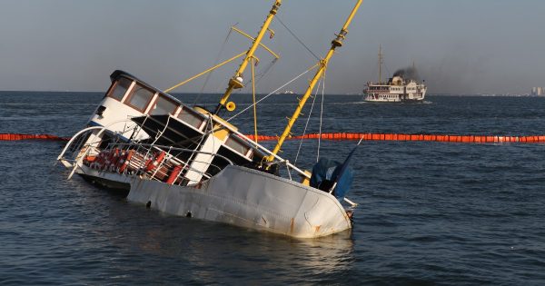  ฝันว่านั่งเรือแล้วเรือล่ม