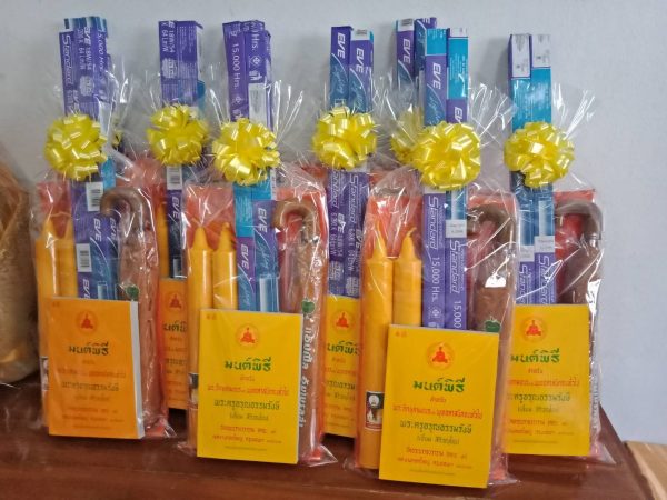 ถวายสังฆทานหลอดไฟ