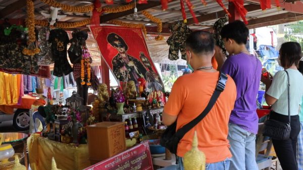 น้ำตาเทียนในอ่างน้ำมนต์