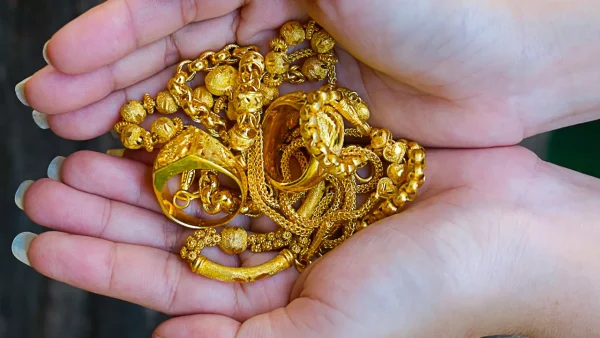 ฝันได้ใส่สร้อยข้อมือทองข้างขวา