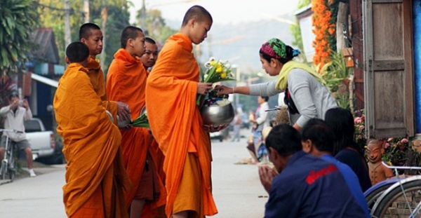 ฝันว่าใส่บาตรพระบิณฑบาต
