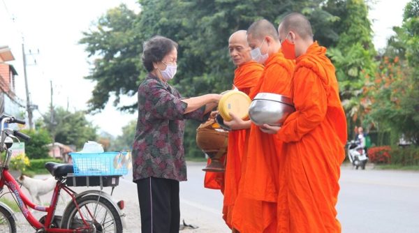 ฝันว่าใส่บาตรพระบิณฑบาต