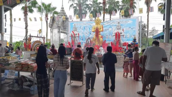 ไอ้ไข่คู่กับท้าวเวสสุวรรณ - "Fulfilled people flock to fulfill their vows."