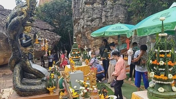 ล้วงไข่ได้เลขเด็ด หวังได้โชคใหญ่-"Pick up the egg and get the lucky number. Hope for big luck"