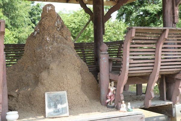จอมปลวกคล้ายฤาษี กลางศาลาวัด - "Termite mound resembling a hermit in the middle of the temple hall"