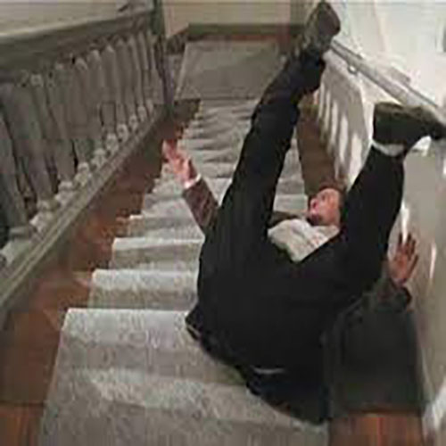 ฝันว่ามีคนผลักตกบันได