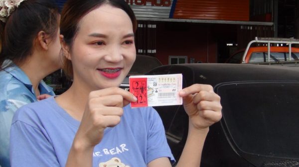 แห่ส่องเลขเด็ดรอยปริศนาฝากระโปรงรถ-"Latest Prime Minister's Lottery"