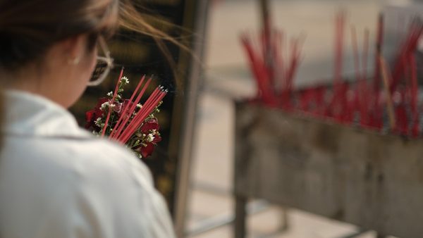 จุดธูป9ดอกไหว้เจ้าที่ - "Light 9 incense sticks to pay respects to the gods"