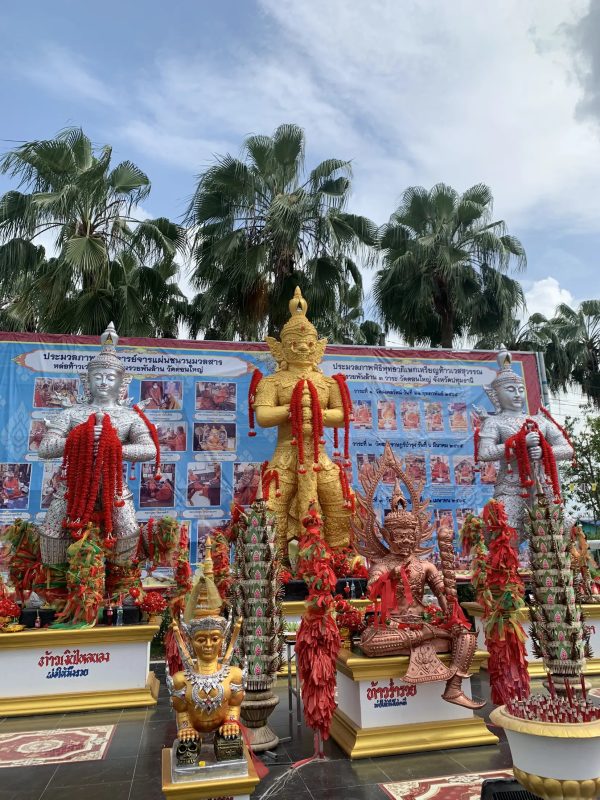แก้บนท้าวเวสสุวรรณ วัดดอนใหญ่-"Make an offering to Thao Wessuwan"