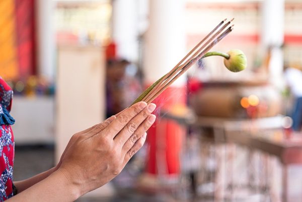วิธีจุดธูป9ดอก - "What do you worship with the 9 incense sticks"