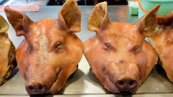 ฝันเห็นหน้ากากหมู - "Dream of seeing raw pig's head"