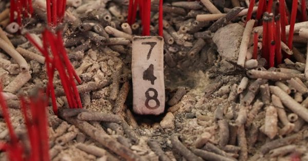 แจกเลข - "Give out numbers"