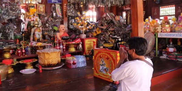 ยายดวงเฮง แก้บน ไอ้ไข่-"Grandma Duang Heng made a vow to Ai Khai"