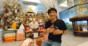 อธิษฐานขอโชคลาภ-"Pray for good fortune"