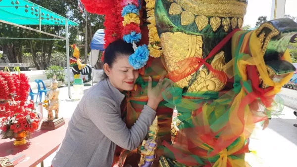 มาแก้บน ท้าวเวสสุวรรณ-ไอ้ไข่ -"Come to pay your vows to Thao Wessuwan-Ai Khai."