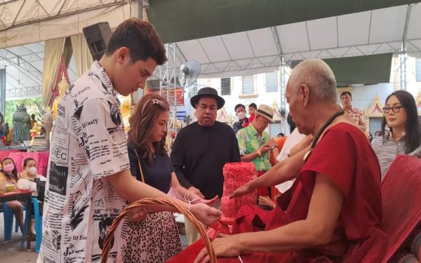 สองนักแสดง ลงยันต์หลังมือ-"Two actors put talisman on the back of their-hands"