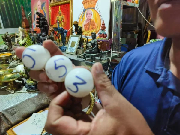 ขอเลขหลวงพ่อโชคดี-"Ask for Luang Phor Chokdee's number."