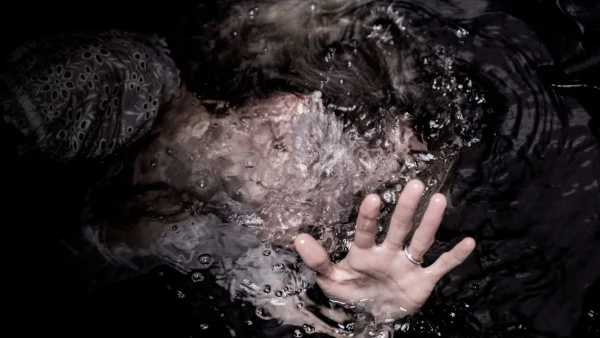ฝันว่าตกน้ำเน่า เลขเด็ด - "Dreaming about falling into dirty water, lucky numbers"