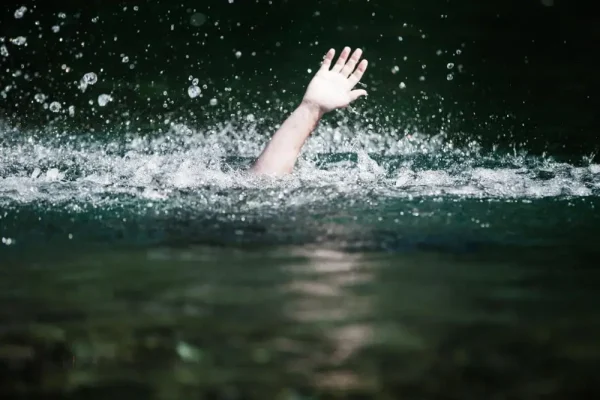 ฝันว่าตกน้ำลึก มาก - "Dreamed of falling into very deep water."