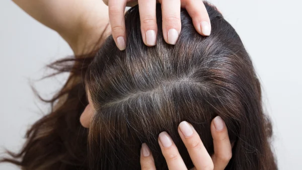 ฝันว่าถอนผมหงอกตัวเอง -"Dreaming about pulling out your own gray hair."