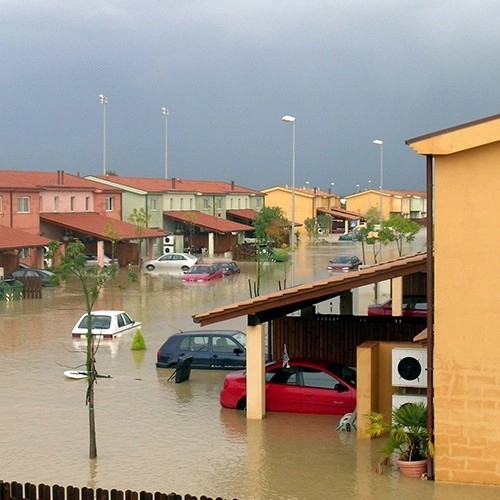 ฝันเห็นน้ำท่วมบ้าน - "Dreaming of seeing a flood, lucky numbers"