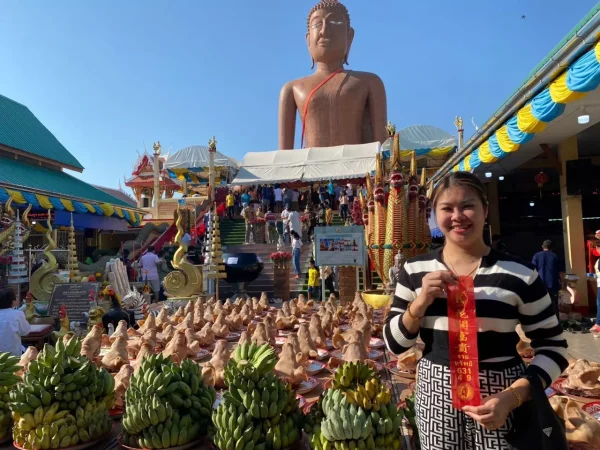 หลวงพ่อ สมหวัง ถูกหวย - "Father Somwang won the lottery."