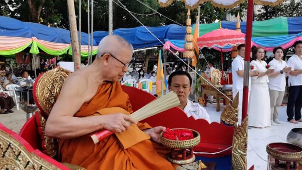 พิธีเบิกเนตร วัดดังเชียงใหม่ -"Eye opening ceremony at a famous temple in Chiang Mai"