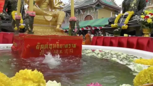 เลขเด็ดหลังอาบน้ำมนต์ - "Lucky numbers after taking a holy bath"