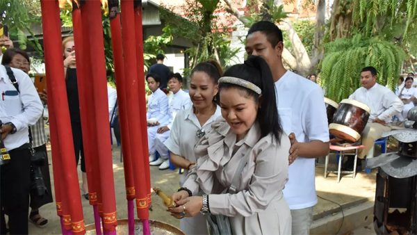 บวงสรวงรูปหล่อพระพิราพ เลขเด็ด-"Worshiping a statue of Phra Phirap, lucky-numbers"