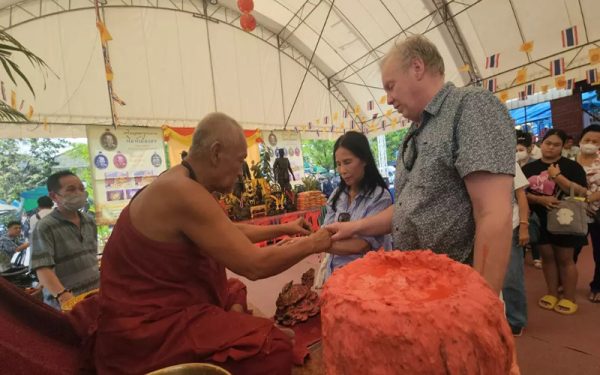 คู่รักล้วงไห จับเลขเด็ด-"A couple reaches into a jar and catches a lucky number"