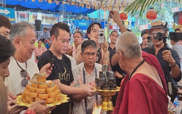 เลขเด็ดอาจารย์ดังเข้าทุกงวด-"Lucky numbers from famous teachers come in every draw"