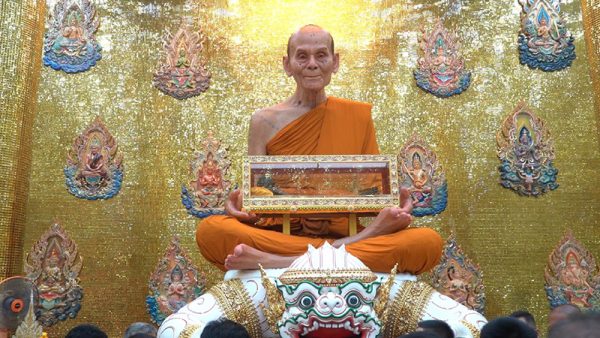 ศิษย์เก่าขอพร หลวงพ่อพูล-"Alumni ask for blessings from Luang Phor Pool"