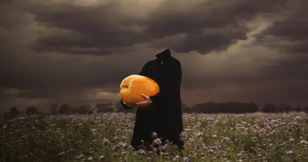 ฝันว่าแม่ไม่มีหัว-"I dreamed that my mother had no head."