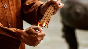 วิธีจุดธูปขอหวยเจ้าที่-"Light incense and ask for lottery numbers."