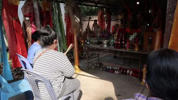 แม่ย่าต้นตะเคียนคู่-"Mother Grandma, double takhian tree"