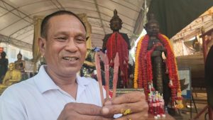 หนุ่มขอพรท้าวเวสสุวรรณ-"Ask for blessings from Thao Wessuwan"