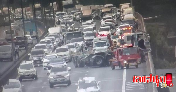 ฝันเห็นรถชนกันหลายคันต่อหน้า - "Dreamed of seeing many cars collide in front of me."