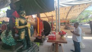 หนุ่มขอพรท้าวเวสสุวรรณ-"Thao Wessuwan"