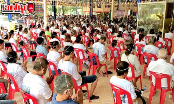 ฮาย อาภาพร ไหว้ครูใหญ่ -"Hi Aphaporn, pay respects to the head teacher."