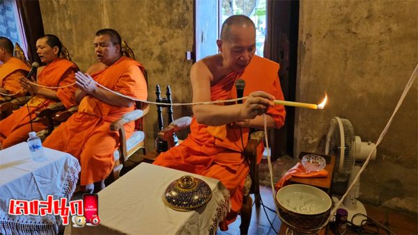 ถวายฉัตร หลวงพ่อทองดำ-"Offering the Chat of Luang Phor Thongdam"