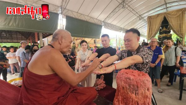 ลงอักขระยันต์หลังมือวัดดัง-"Write the talisman on the back of the hand at the famous temple."
