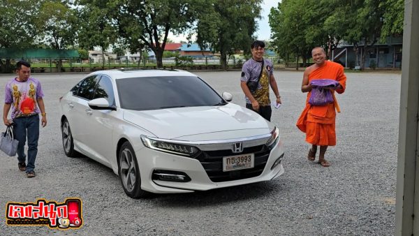 คนถูกหวย 12 ล้าน ล่าสุด -"The latest lottery winner is 12 million"