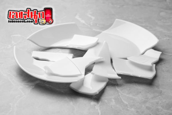 ทําจานแตก หมายถึง - "Breaking a plate means"