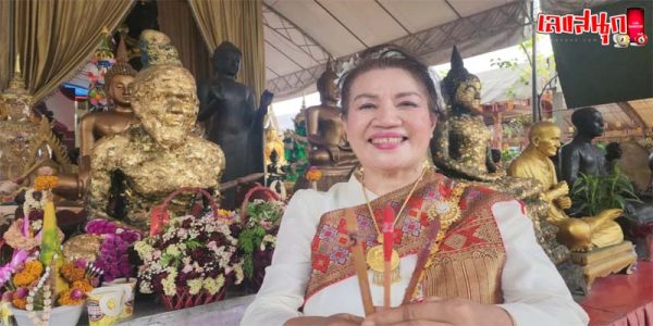 นางรำจิตอาสา ร่วมรำในขบวนพระบวชใหม่-"Volunteer dancers join in dancing in the procession for newly ordained monks."