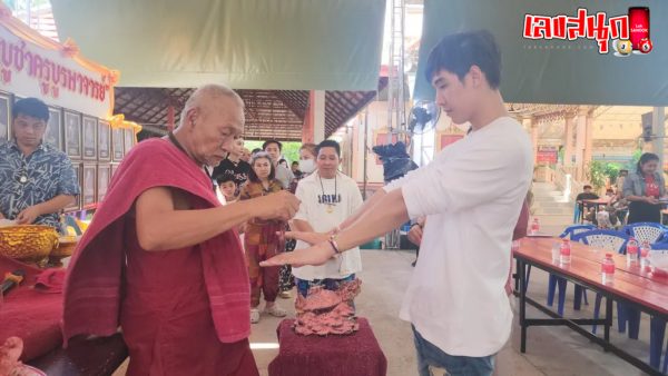 นักร้องลูกทุ่งดัง ขอพรท้าวเวสสุวรรณ -"Famous country singer Ask for blessings from Thao Wessuwan"