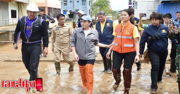 รถนายก ช่วยน้ำท่วม-"The Prime Minister's car helps with flood relief"
