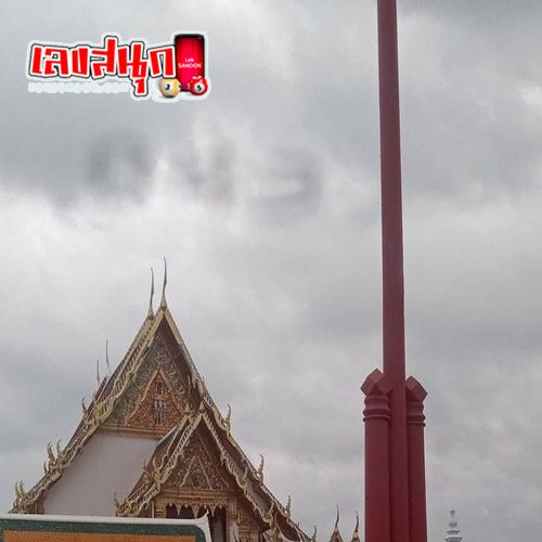 หนุ่มระยองตาดี เห็นเลขเด็ดบนเมฆเหนือวัดดัง-"Young man from Rayong with good eyes Saw a lucky number on the clouds above a famous temple."