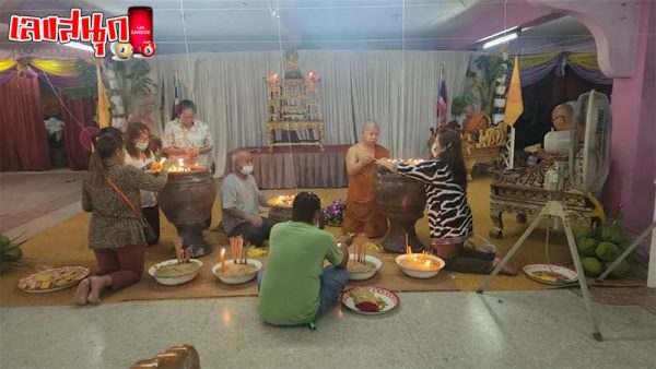 ตักบาตรเทโว ออกพรรษา-"Offering alms to monks on the occasion of the end of Buddhist Lent"