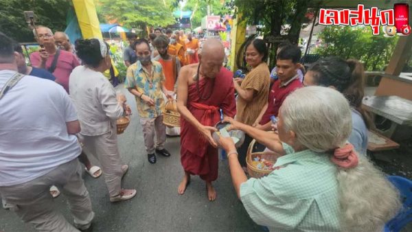 พิธีตักบาตรเทโว วัดดัง-"Tak Bat Devo Ceremony at a Famous Temple"